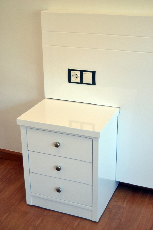 Mesita y cabecero lacados a medida