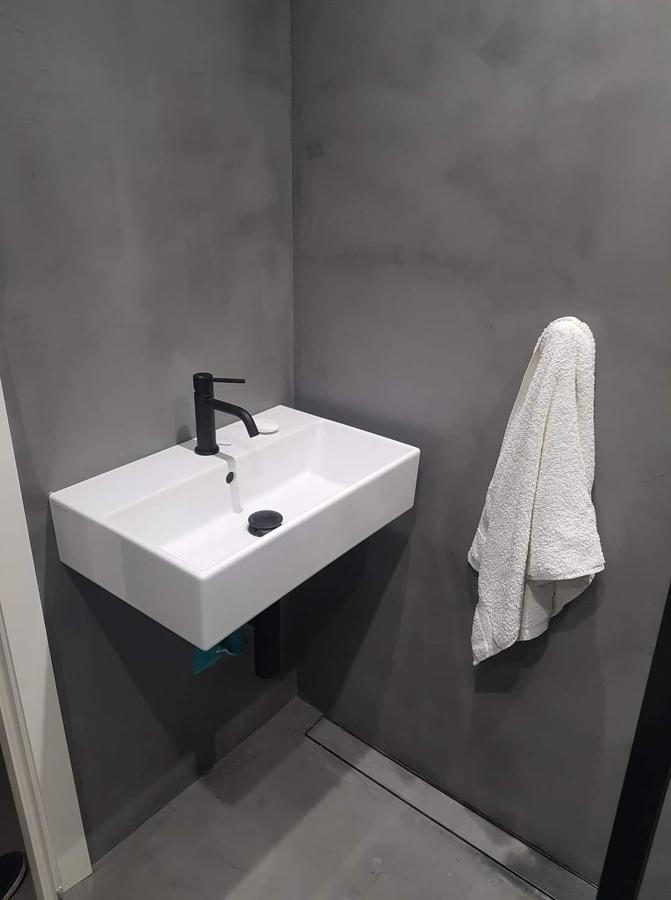 Micro cemento baño minimalista