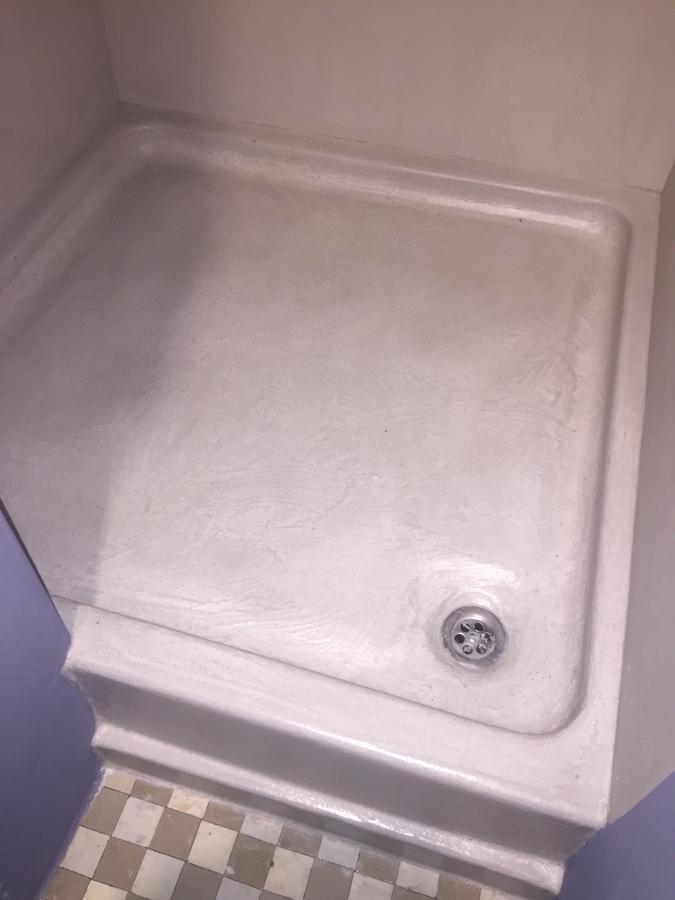 Microcemento base con efecto despeinado en plato de ducha