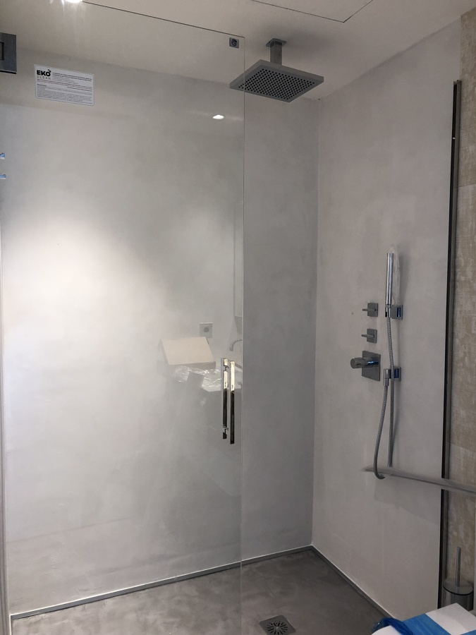 MICROCEMENTO EN PAREDES Y PLATO DE DUCHA