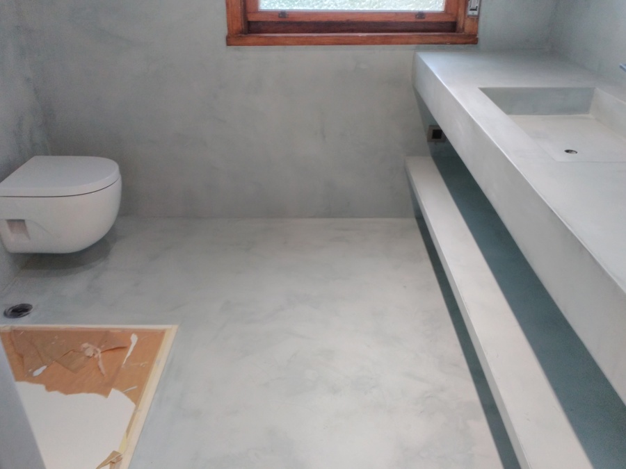 Microcemento en suelo de baño