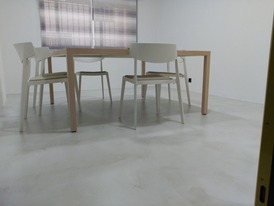 Microcemento en suelo de local comercial