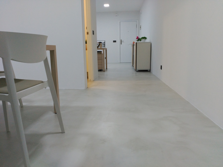 Microcemento en suelo de local comercial