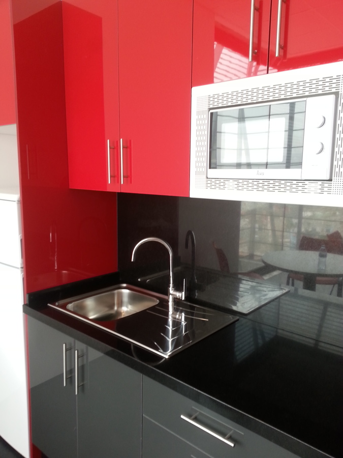 Microondas incorporado en mueble alto.