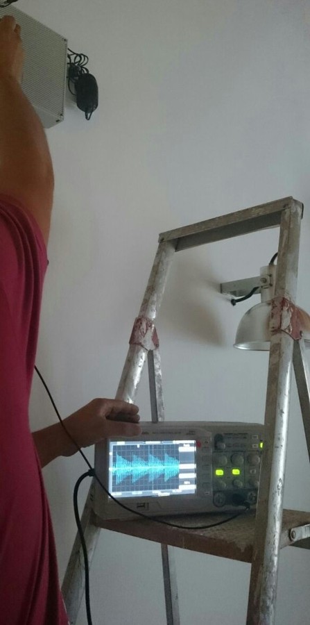 Midiendo señal de nuestro equipo de electroosmosis para reducir la humedad por capilaridad 