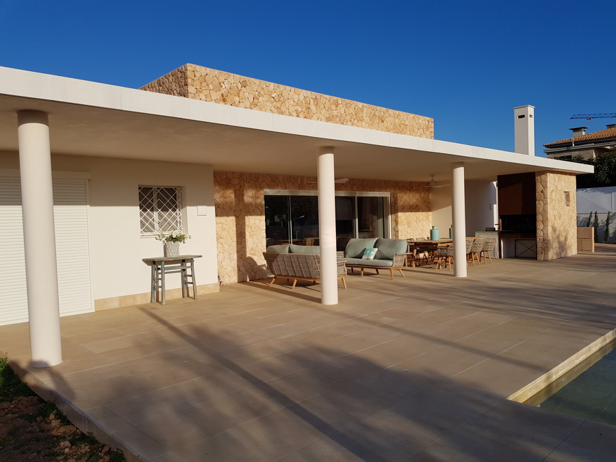 mismo porche al sur, frente la piscina