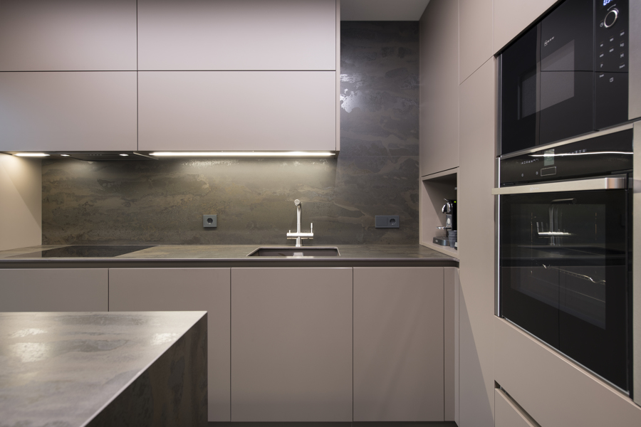 Mobiliario de panel liso en color arcilla