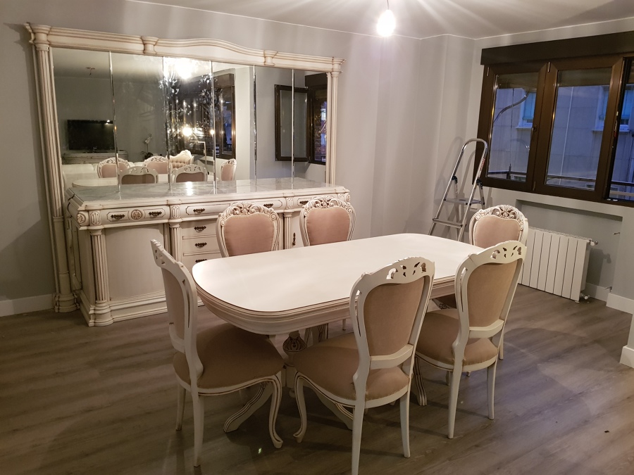 Mobiliario delicado Mural