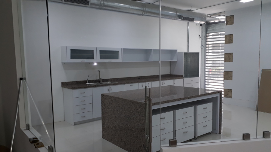 mobiliario en MDF con tope de granito y vidrio templado para insonorizar espacios y climatizar