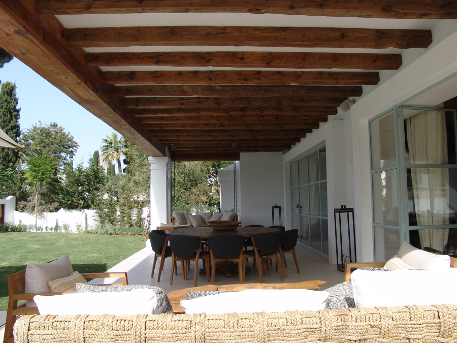 Mobiliario y artesonado de madera