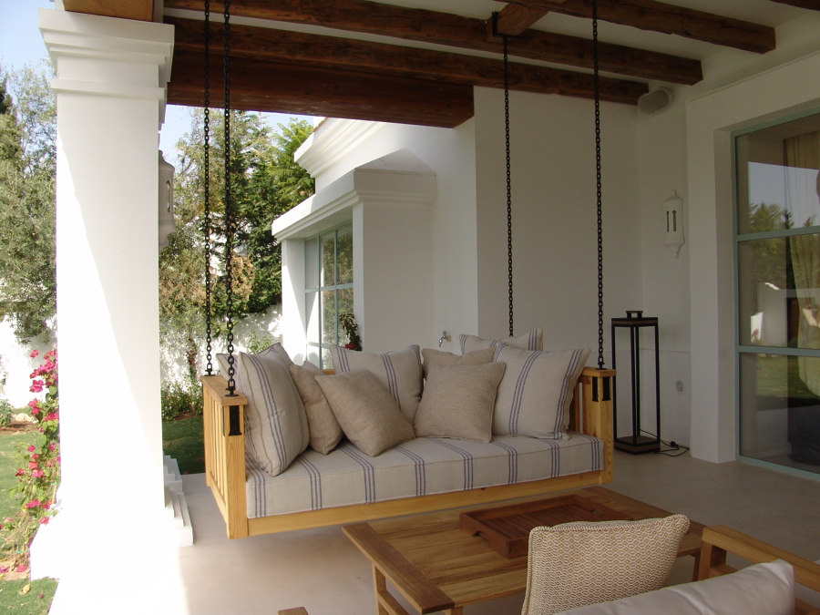 Mobiliario y artesonado de madera