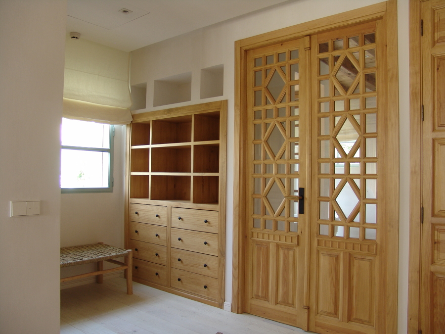 Mobiliario y puertas de madera