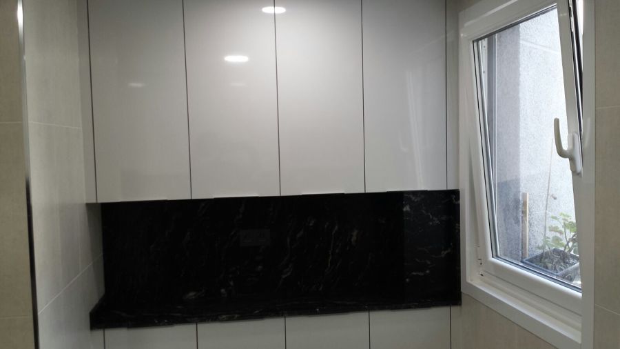 Mobiliario y ventana.