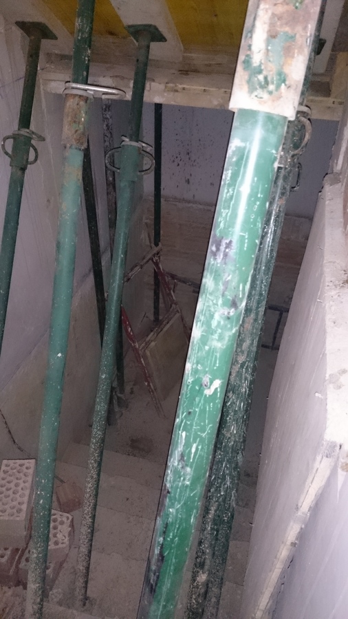 Modificación de zancas de escalera de bajada a sótano