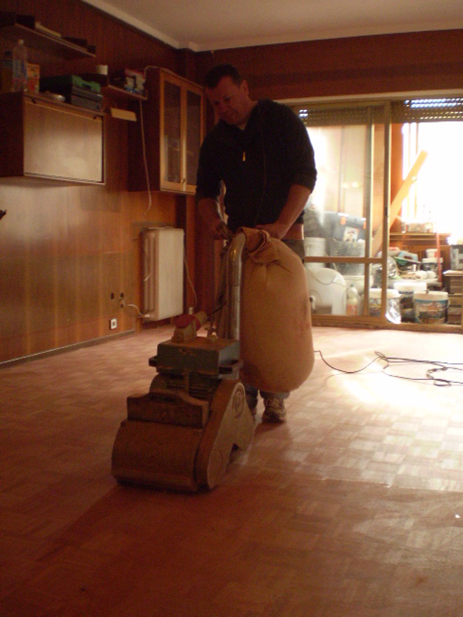 Momento en que se realiza el acuchillado del suelo