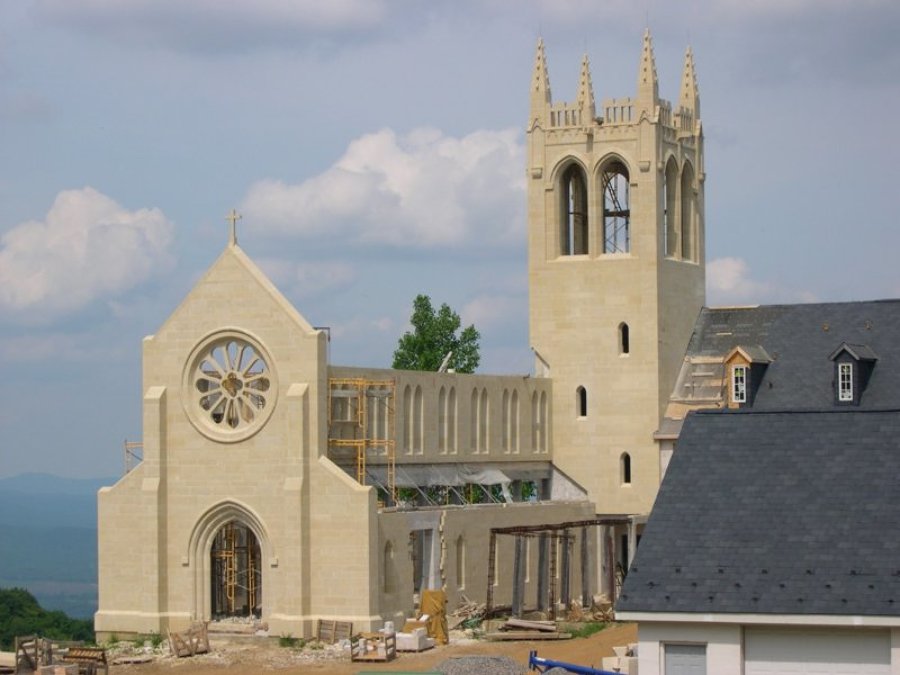 Monasterior en construcción