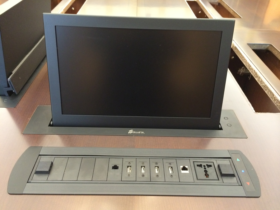 Monitor y caja de conexión en mesa