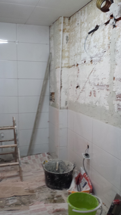 MONTAJE DE ALICATADO EN COCINA, DESPUÉS DE HABERLA TIRADO TODA