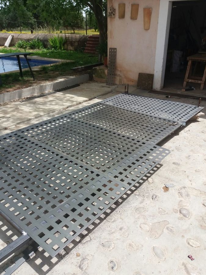 Montaje de chapas perforadas.