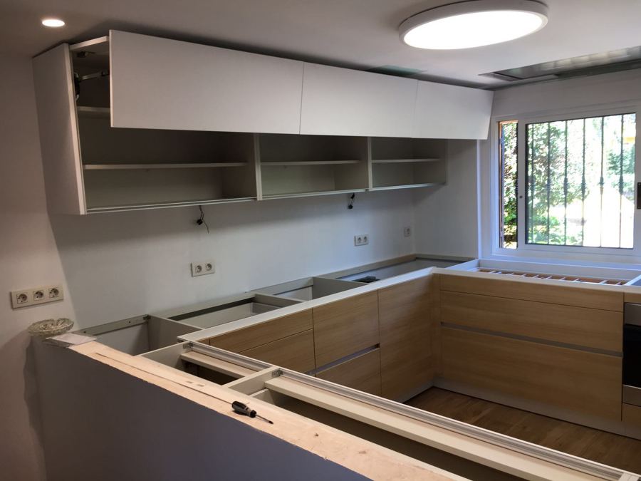 Montaje de cocina y suelo de roble natural