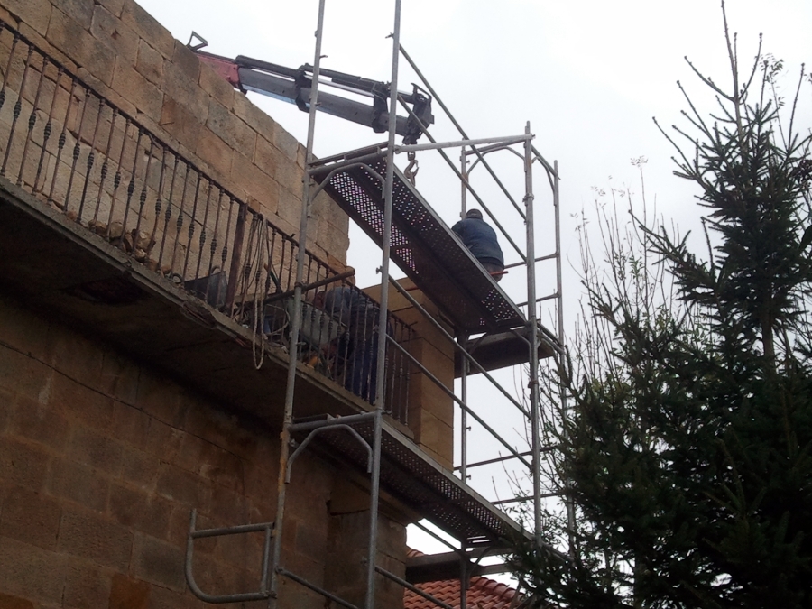 Montaje de contrafuerte con piedra de sillería