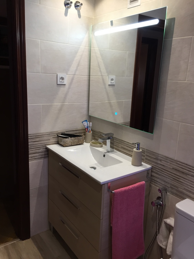 Montaje de mueble y espejo de baño