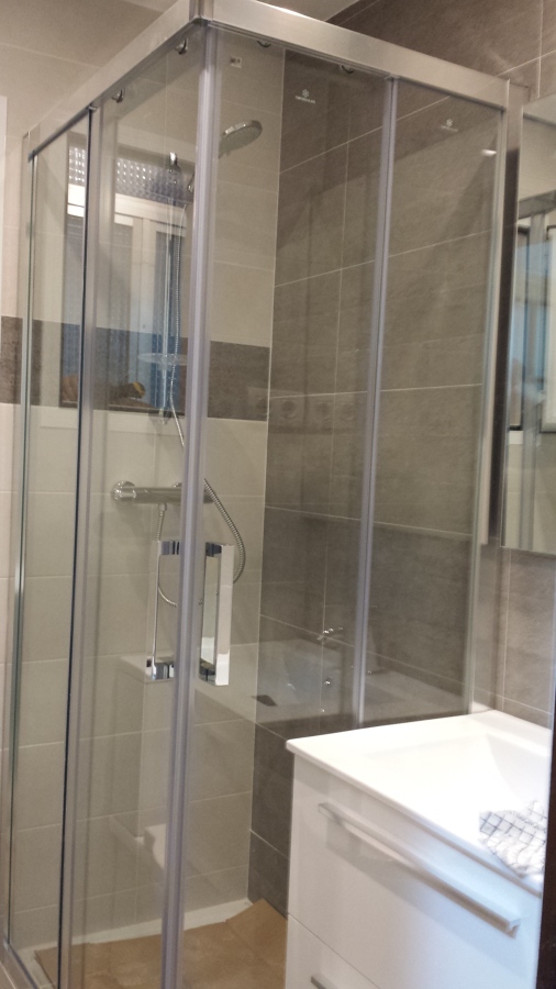 MONTAJE DE NUEVA MAMPARA UNA VEZ ALICATADO EL BAÑO