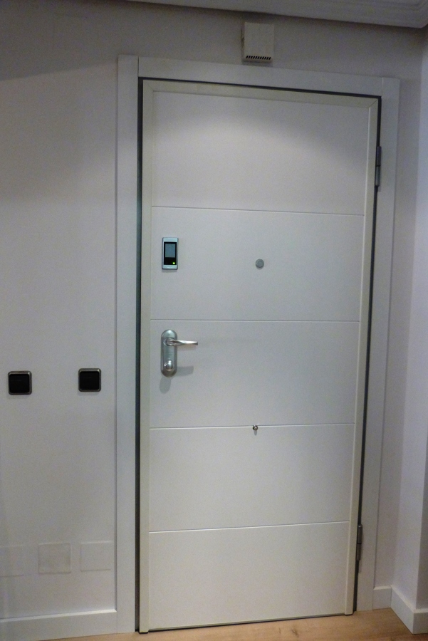 Montaje de panel en cara interior de acceso a vivienda.