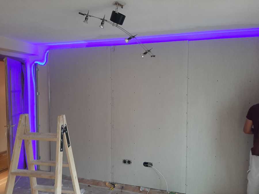 Montaje de pladur con instalación de luz led