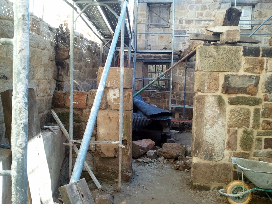 Montaje de puerta con piedra de sillería