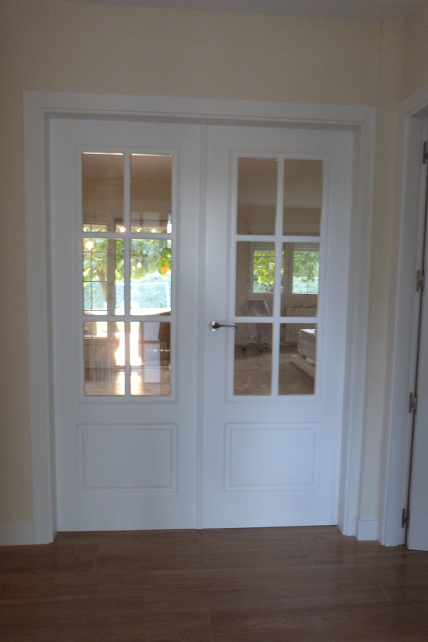 Montaje de puerta doble, de acceso a salón.