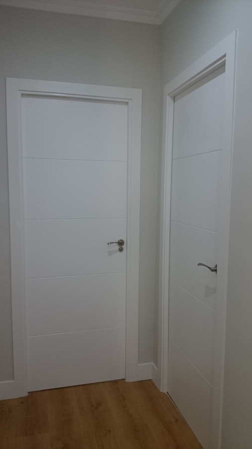 Montaje de puertas abatibles individuales.