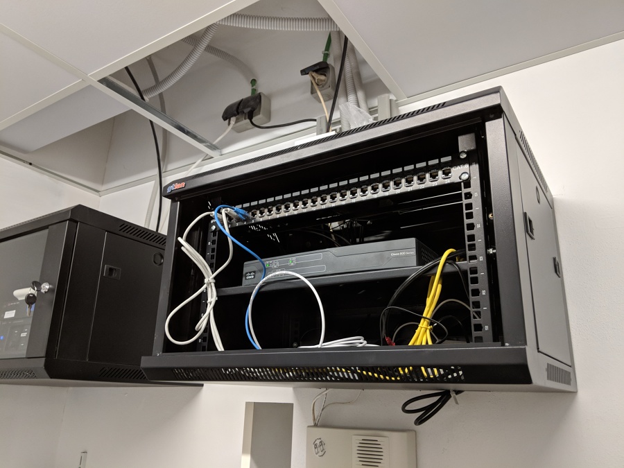 Montaje Rack y puestos de trabajo. Cableado comprobado.