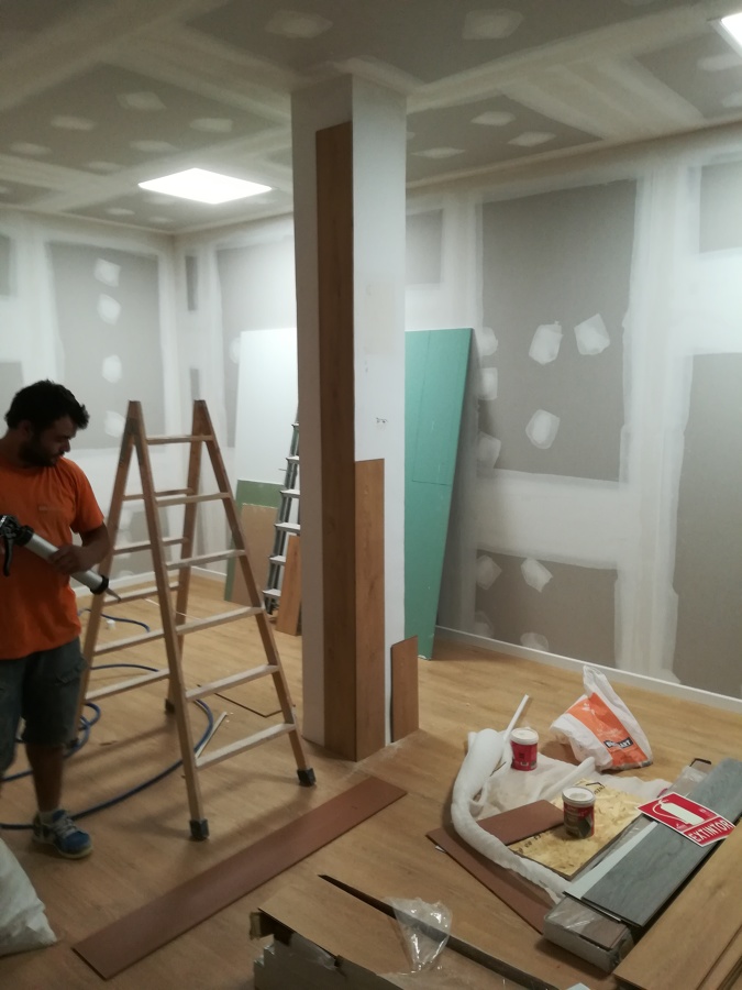 Montaje suelo laminado en columnas