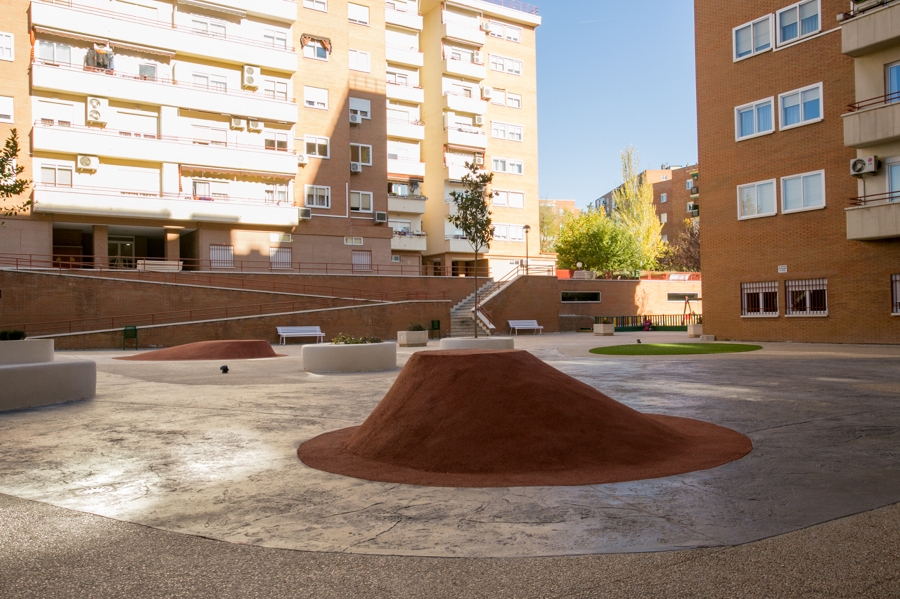 Monticulo de caucho en la zona de juegos