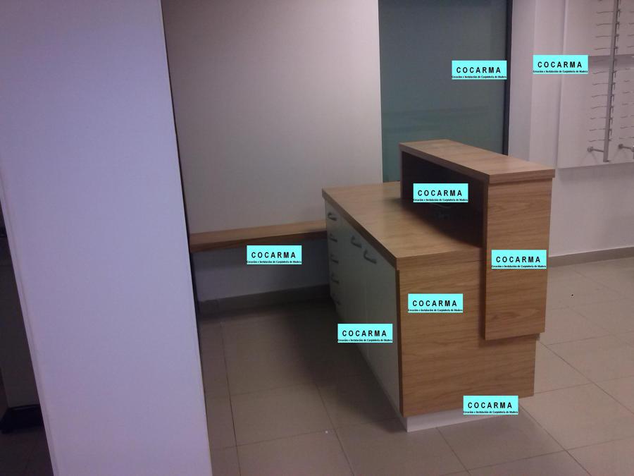 Mostrador con mesa alta auxiliar