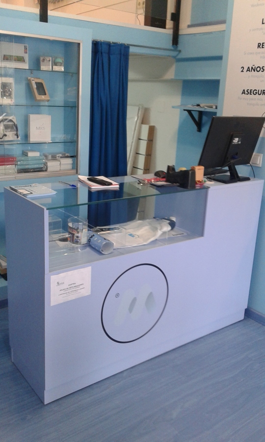 Mostrador de Tienda y Estantería con Vitrina