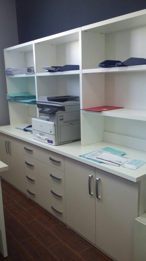 MUEBLE BAJO CON ESTANTERÍAS