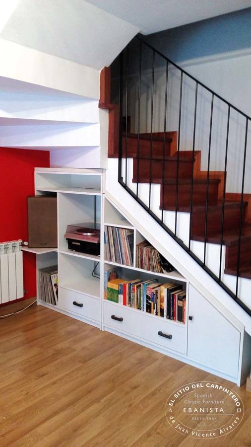 Mueble bajo escalera