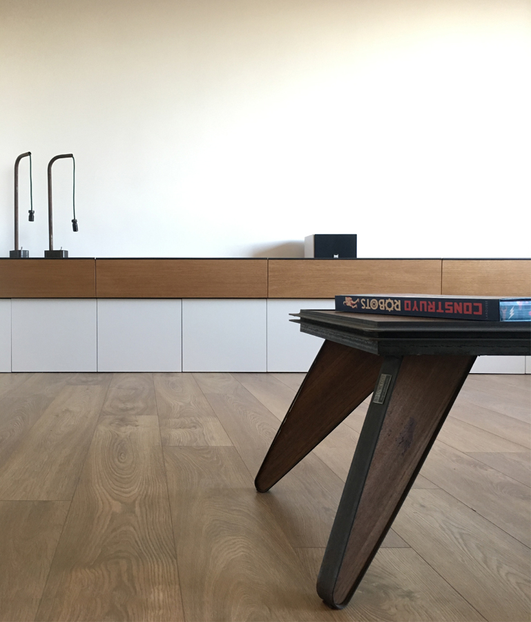 Mueble bajo para salón diseño en roble y laca blanca