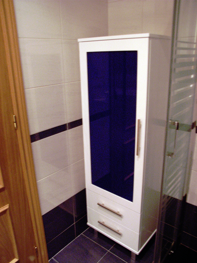 Mueble columna blanca con cristal