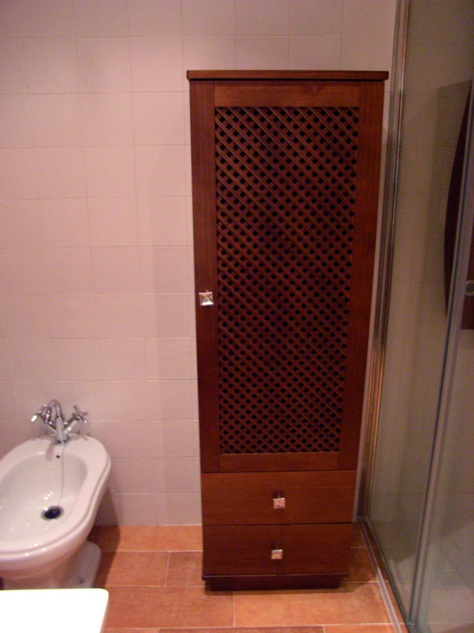 Mueble columna con rejilla