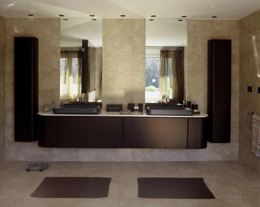 mueble de baño a medida gran formado con lavamanos en piedra