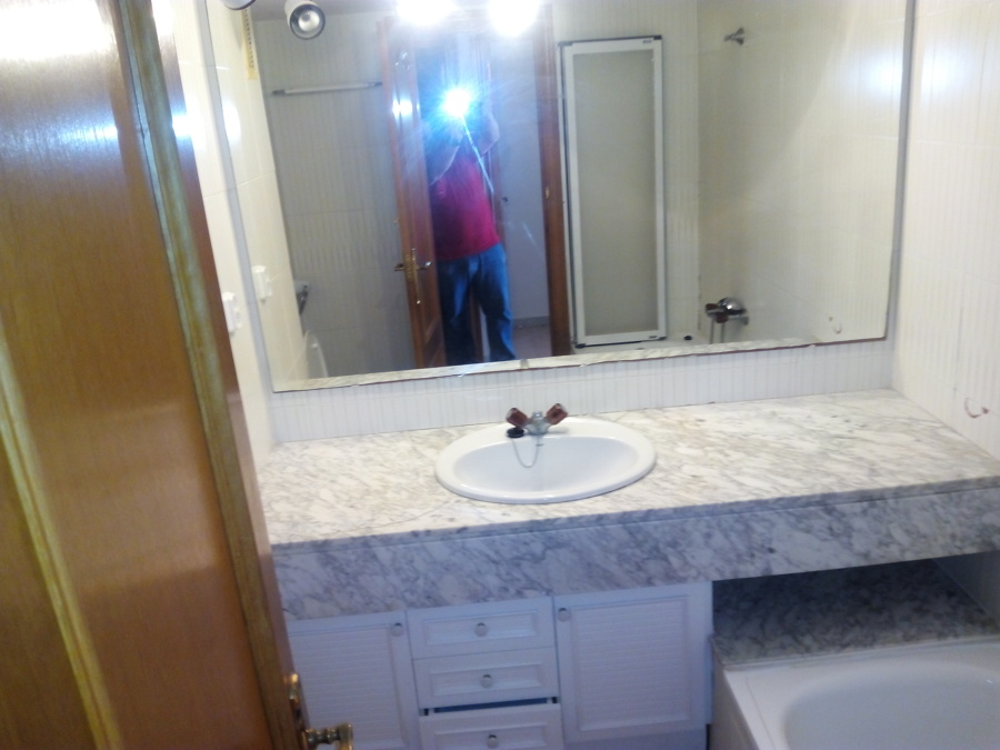 Mueble de baño antiguo y la bañera
