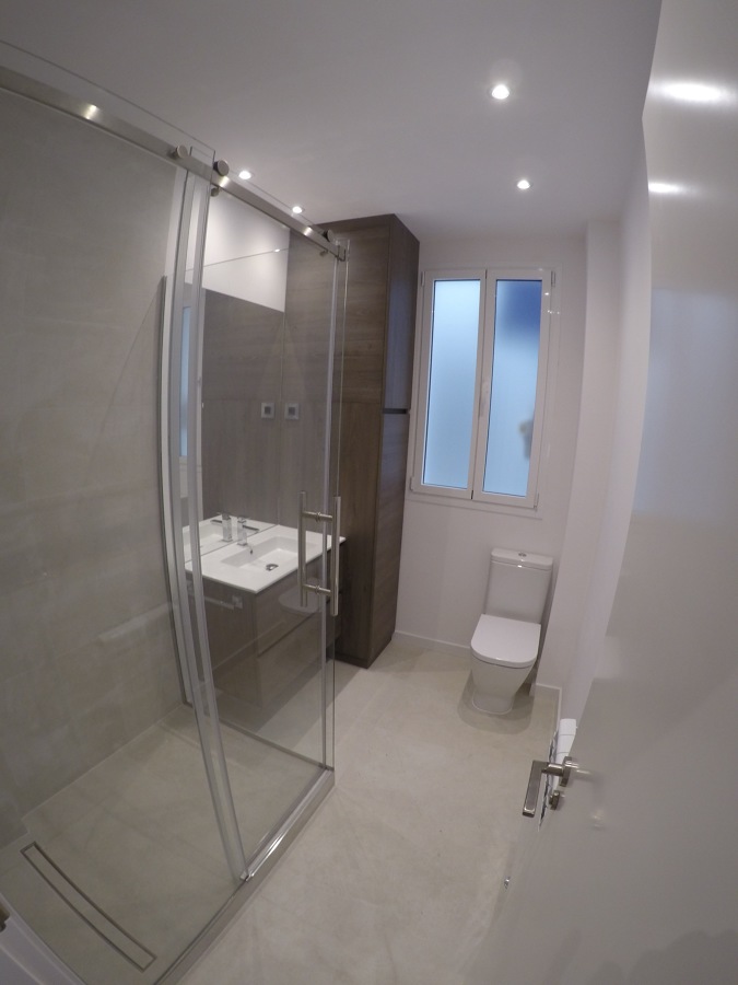 Mueble de Baño con escobero a medida