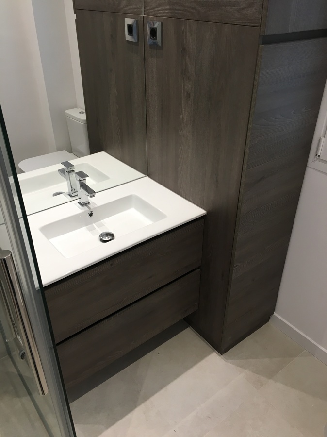 Mueble de Baño con escobero a medida