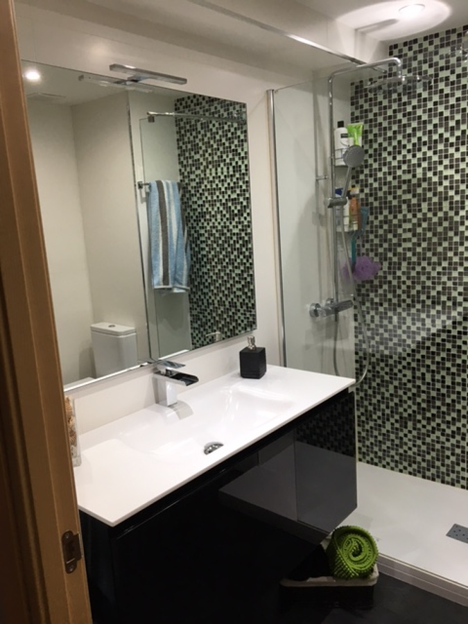 Mueble de baño con espejo.