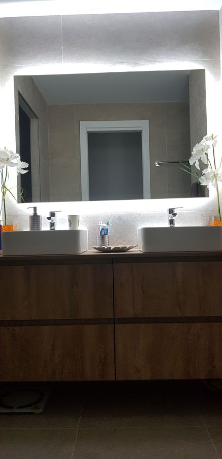 Mueble de baño con espejo retroiluminado