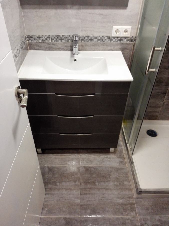 mueble de baño gris