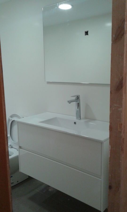 mueble de baño suspendido y griferia de caño alto